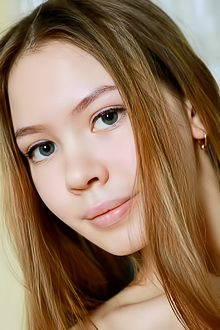 Dakota Curvy Ass Cheeks