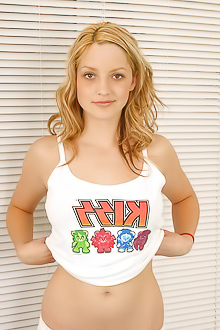 Slim and all natural Marylin has gorgeous tiny ass