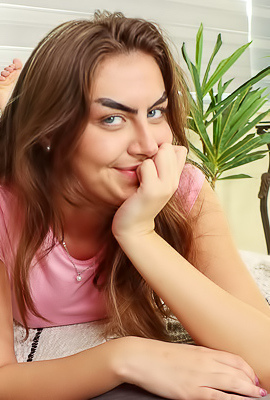 Horny Selene Vibing Her Clit