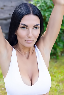 Simon Expose Her Plump-lipped Pussy To The Summer Breeze