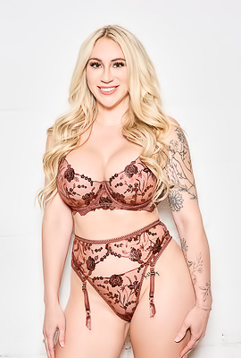 Blonde MILF Teacher Brianna Coppage Gets Double-Teamed