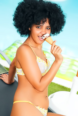 Curly Latino Star Selva Lapiedra