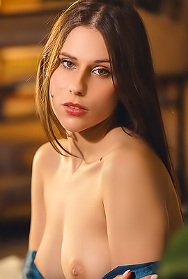 Nude Smiling Beauty Amber Slassh