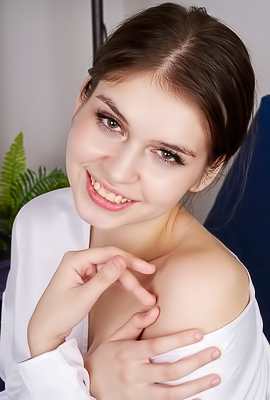 Lina Bunny Spread Her Meaty Flaps And Rub Her Snatch Down