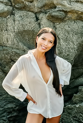 Shasha Captivating Filipina Beauty Is Soon Naked In The Sunshine