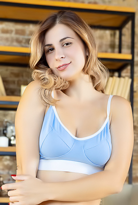 Alice Kelly Powerfully Seductive When She’s Naked