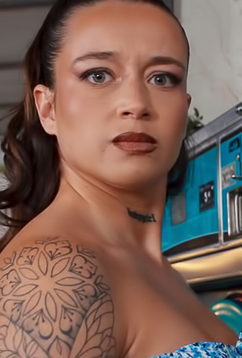 Katty Soarez woos cafe customers with a dress mishap, leading to a sneaky public fuck